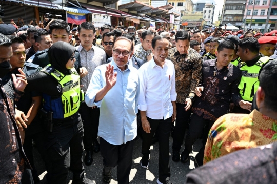 Gaya Presiden Jokowi Blusukan ke Pasar Kuala Lumpur