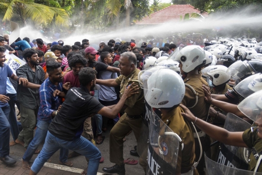 Bentrokan Massa Anti-Pemerintah dengan Aparat Sri Lanka Kembali Mencekam
