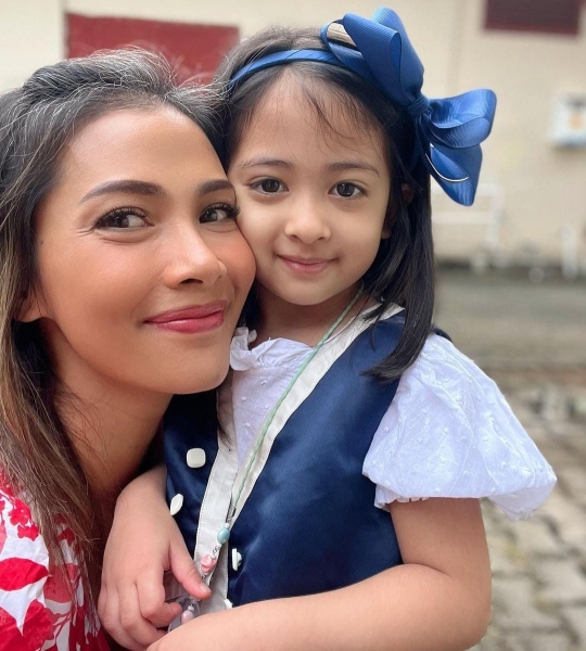 Kecantikannya Dipuji Bak Bidadari Mungil, Ini 6 Potret Nilouh Anak Bungsu Nadia Mulya