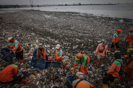 Penampakan Lautan Sampah di Pesisir Jakarta yang Bikin Nyesek