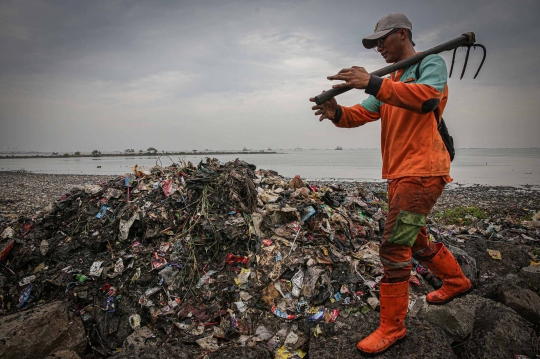 Penampakan Lautan Sampah di Pesisir Jakarta yang Bikin Nyesek