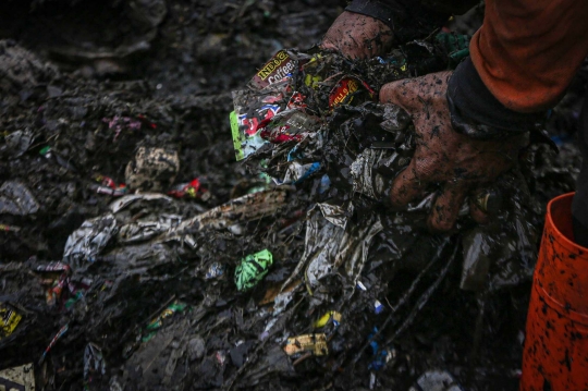 Penampakan Lautan Sampah di Pesisir Jakarta yang Bikin Nyesek