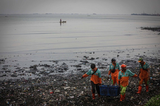 Penampakan Lautan Sampah di Pesisir Jakarta yang Bikin Nyesek