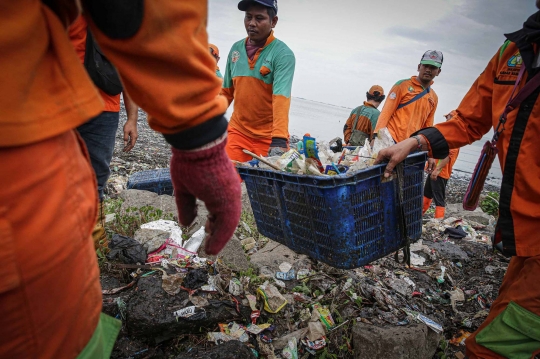 Penampakan Lautan Sampah di Pesisir Jakarta yang Bikin Nyesek