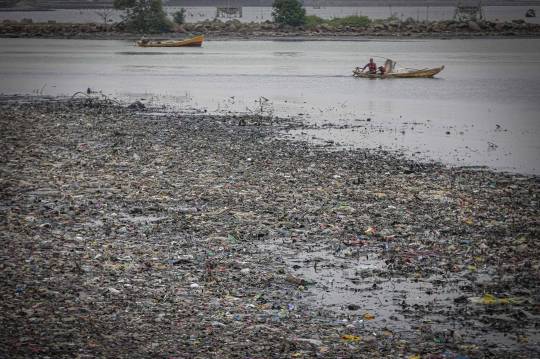 Penampakan Lautan Sampah di Pesisir Jakarta yang Bikin Nyesek