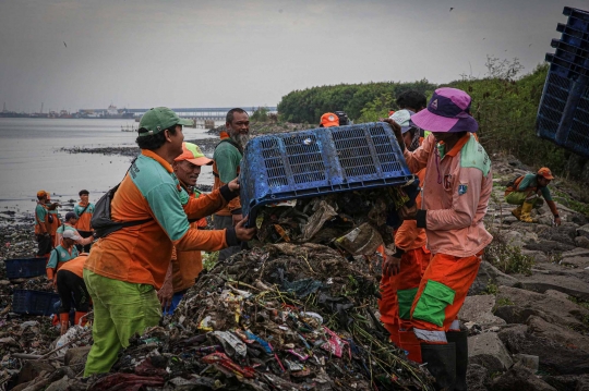 Penampakan Lautan Sampah di Pesisir Jakarta yang Bikin Nyesek