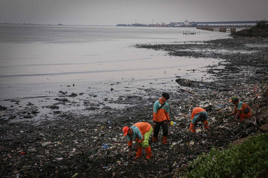 Penampakan Lautan Sampah di Pesisir Jakarta yang Bikin Nyesek