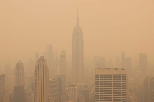 Tercekik Kabut Asap, Polusi New York Terburuk di Dunia: Warganya Kembali Pakai Masker