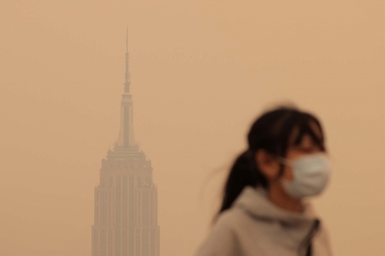 Tercekik Kabut Asap, Polusi New York Terburuk di Dunia: Warganya Kembali Pakai Masker