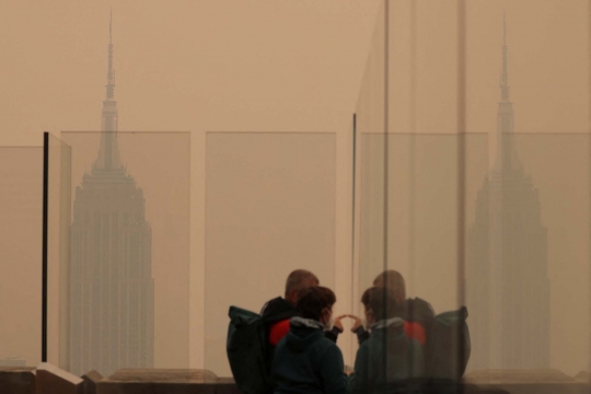 Tercekik Kabut Asap, Polusi New York Terburuk di Dunia: Warganya Kembali Pakai Masker