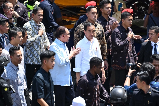 Gagahnya Polisi Malaysia Bersenjata Lengkap Kawal Jokowi Blusukan ke Pasar