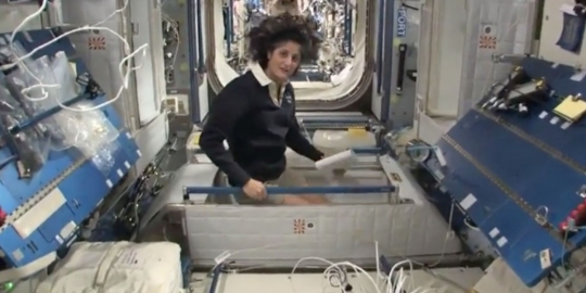 Grebek Kamar Astronot NASA di Luar Angkasa, Ruangan Sempit Tidur pun Melayang