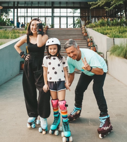 Intip Momen Gading, Gisel dan Gempi Latihan Sepatu Roda Bareng, Tetap Kompak