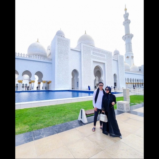 Liburan di Dubai, ini 6 Potret Syahrini Berkunjung ke Masjid Sheikh Zayed Abu Dhabi