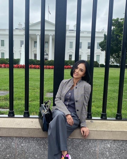 Potret Cantik Yuni Shara Pose di Depan White House, Penampilannya jadi Sorotan