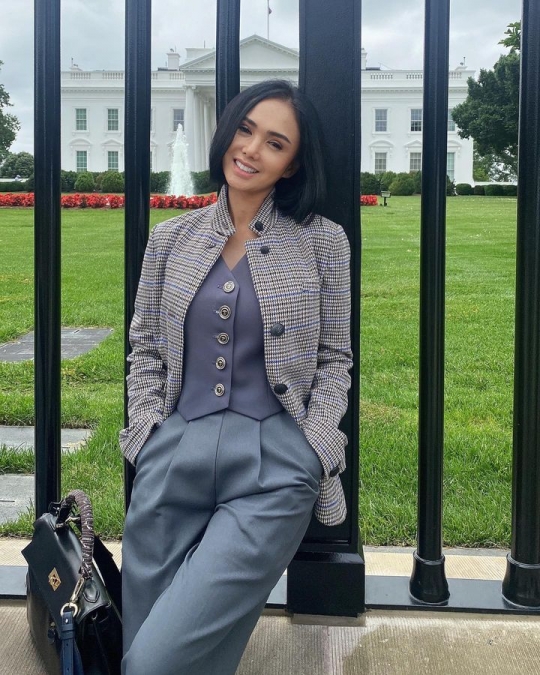 Potret Cantik Yuni Shara Pose di Depan White House, Penampilannya jadi Sorotan