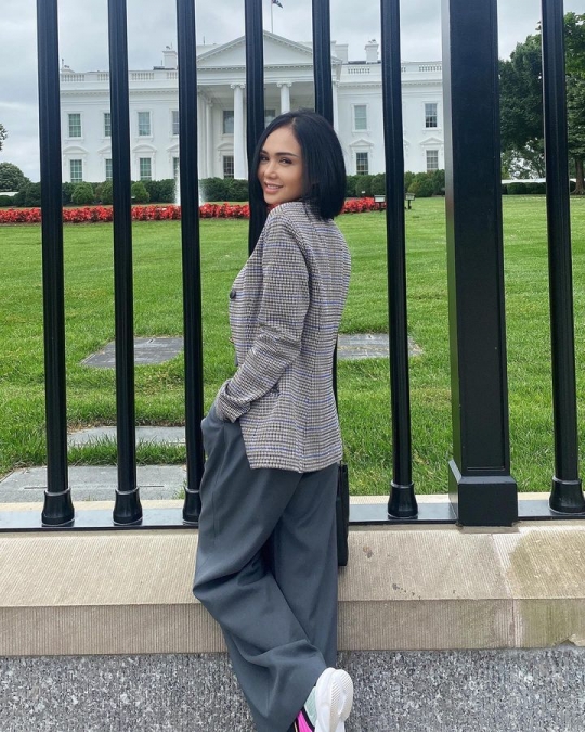 Potret Cantik Yuni Shara Pose di Depan White House, Penampilannya jadi Sorotan