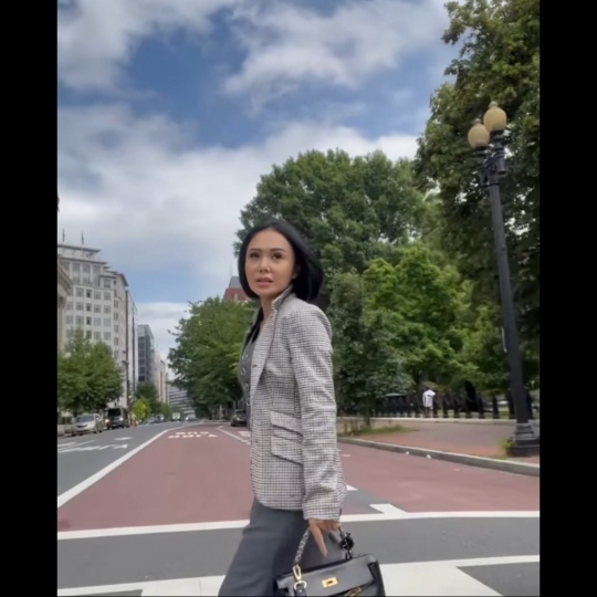 Potret Cantik Yuni Shara Pose di Depan White House, Penampilannya jadi Sorotan