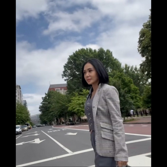 Potret Cantik Yuni Shara Pose di Depan White House, Penampilannya jadi Sorotan