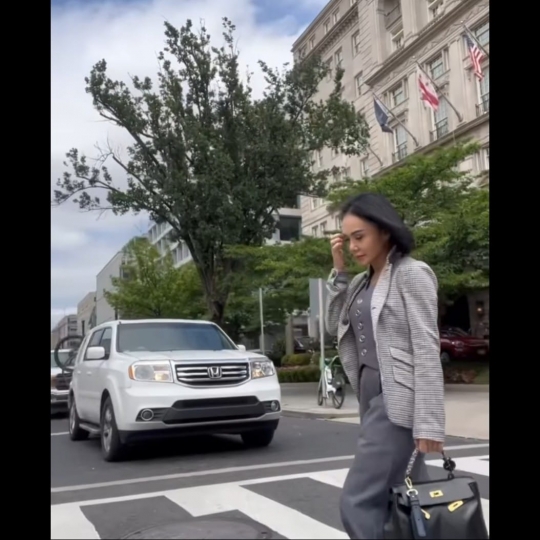 Potret Cantik Yuni Shara Pose di Depan White House, Penampilannya jadi Sorotan