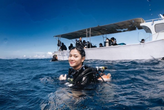 6 Potret Keseruan Naysilla Mirdad Diving di Gorontalo, Bertemu Whale Shark