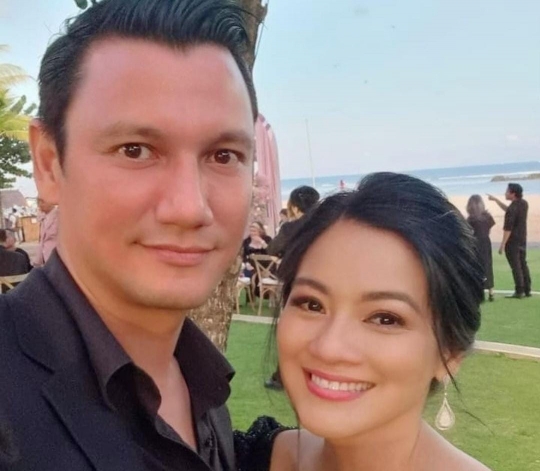 Couple Goals! Titi Kamal & Christian Sugiono Tampil Serasi di Nikahan Adinia Wirasti