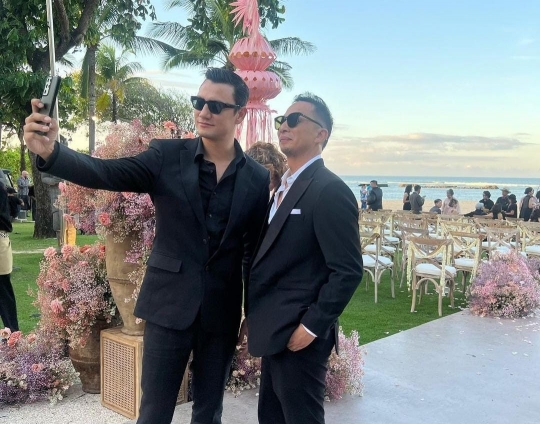 Couple Goals! Titi Kamal & Christian Sugiono Tampil Serasi di Nikahan Adinia Wirasti