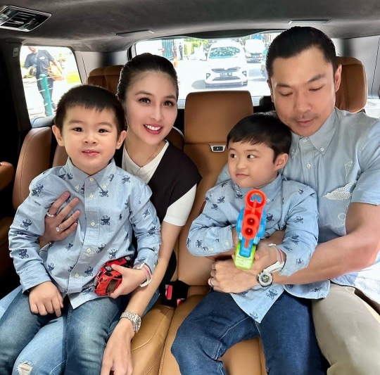 Momen Hangat Sandra Dewi Bareng Keluarga yang Selalu Disorot, Dipuji Family Goals!