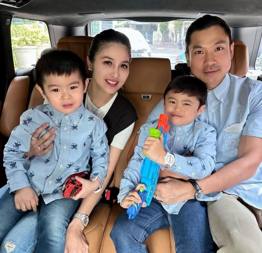 Momen Hangat Sandra Dewi Bareng Keluarga yang Selalu Disorot, Dipuji Family Goals!