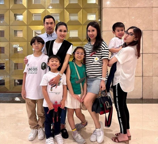 Momen Hangat Sandra Dewi Bareng Keluarga yang Selalu Disorot, Dipuji Family Goals!