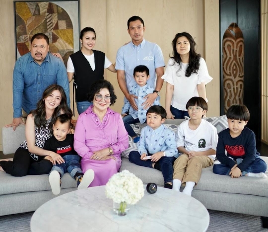 Momen Hangat Sandra Dewi Bareng Keluarga yang Selalu Disorot, Dipuji Family Goals!