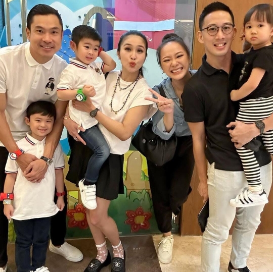 Momen Hangat Sandra Dewi Bareng Keluarga yang Selalu Disorot, Dipuji Family Goals!