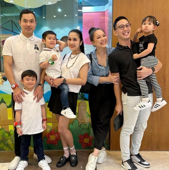 Momen Hangat Sandra Dewi Bareng Keluarga yang Selalu Disorot, Dipuji Family Goals!