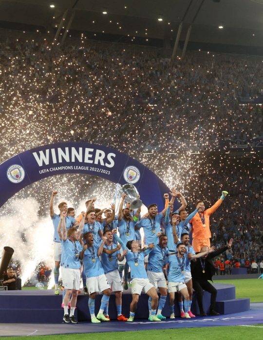 Euforia Manchester City Angkat Piala Liga Champions 2022/2023 di Podium