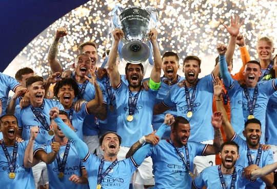 Euforia Manchester City Angkat Piala Liga Champions 2022/2023 di Podium