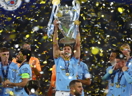 Euforia Manchester City Angkat Piala Liga Champions 2022/2023 di Podium