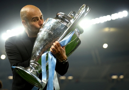 Euforia Manchester City Angkat Piala Liga Champions 2022/2023 di Podium