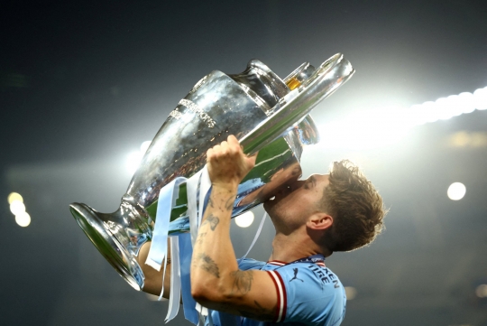 Euforia Manchester City Angkat Piala Liga Champions 2022/2023 di Podium