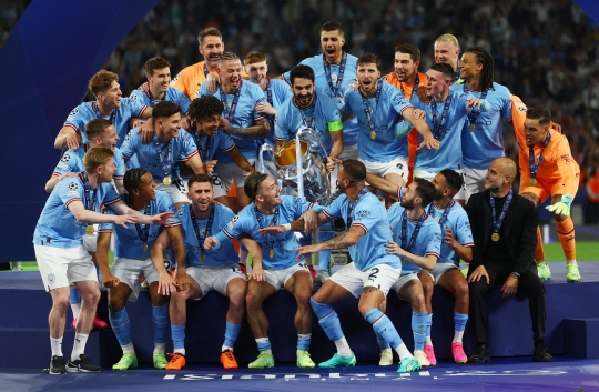 Euforia Manchester City Angkat Piala Liga Champions 2022/2023 di Podium