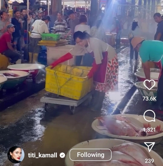 Dorong Gerobak di Pelabuhan, Penampakan Titi Kamal 'jadi' Penjual Ikan