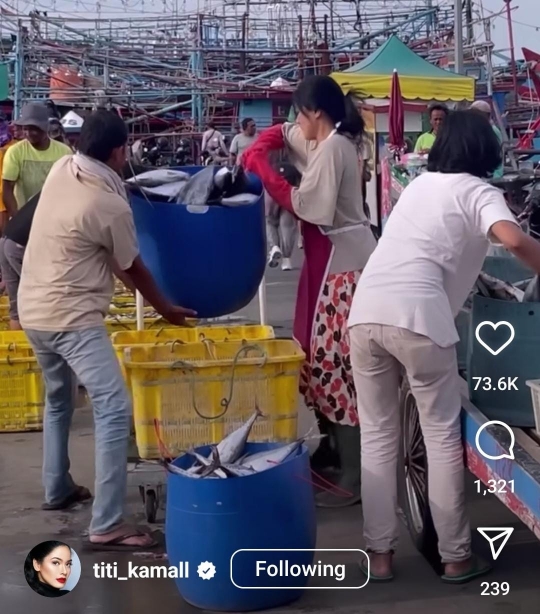 Dorong Gerobak di Pelabuhan, Penampakan Titi Kamal 'jadi' Penjual Ikan