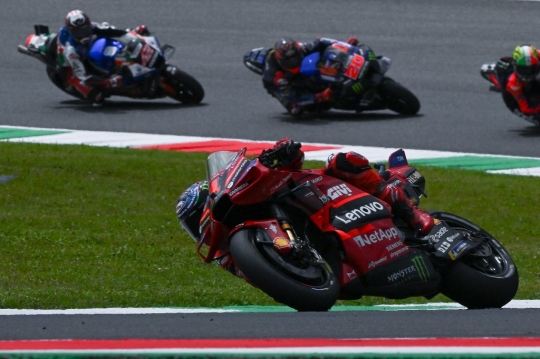 Aksi Ngetrail Francesco Bagnaia Asapi Marc Marquez di Sprint Race MotoGP Italia 2023