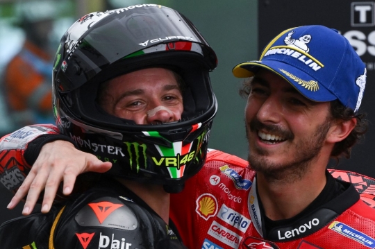 Aksi Ngetrail Francesco Bagnaia Asapi Marc Marquez di Sprint Race MotoGP Italia 2023