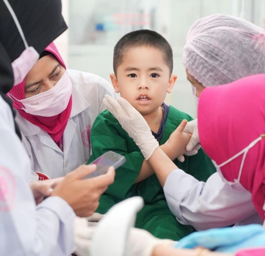 Potret Sulaiman Anak Bungsu Oki Setiana Dewi Terapi Stem Cell Ketiga, Banjir Doa