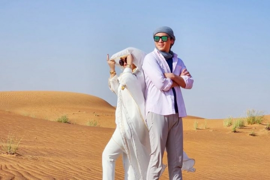 10 Potret Syahrini Abadikan Momen di Gurun Pasir Dubai Bareng Suami, Romantis Banget!