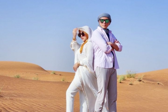10 Potret Syahrini Abadikan Momen di Gurun Pasir Dubai Bareng Suami, Romantis Banget!