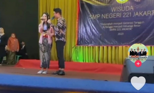 Kirana Putri Andika Kangen Band jadi Gadis Cantik, Momen Nyanyi Bareng saat Wisuda