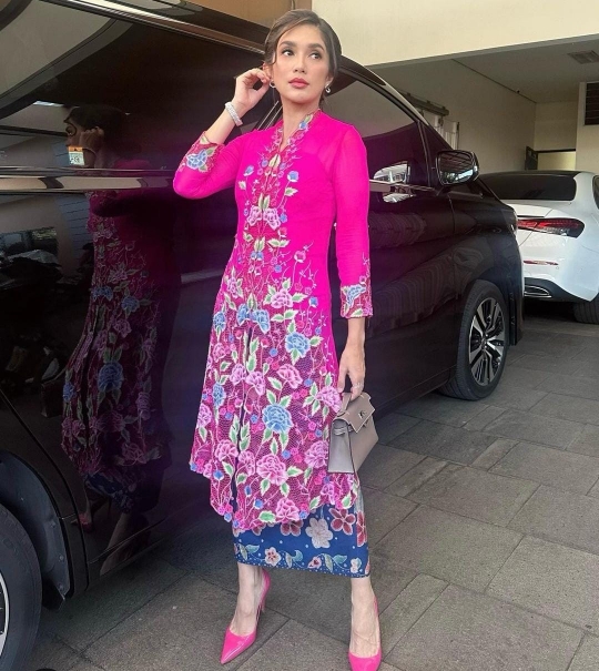 Ussy Sulistiawaty Tampil Stunning Berbaju Pink, Netizen Soroti Tubuh yang Makin Kurus