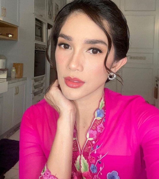 Ussy Sulistiawaty Tampil Stunning Berbaju Pink, Netizen Soroti Tubuh yang Makin Kurus