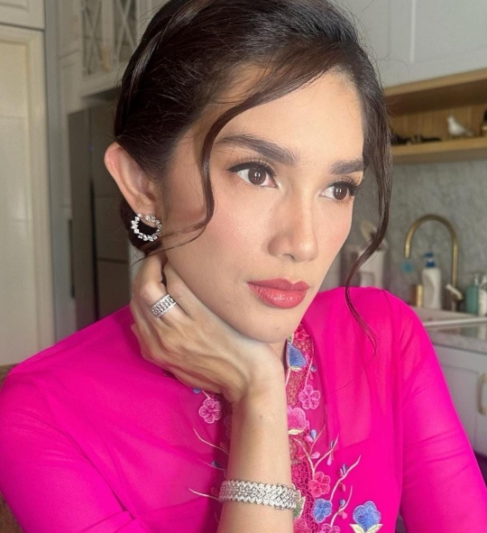 Ussy Sulistiawaty Tampil Stunning Berbaju Pink, Netizen Soroti Tubuh yang Makin Kurus